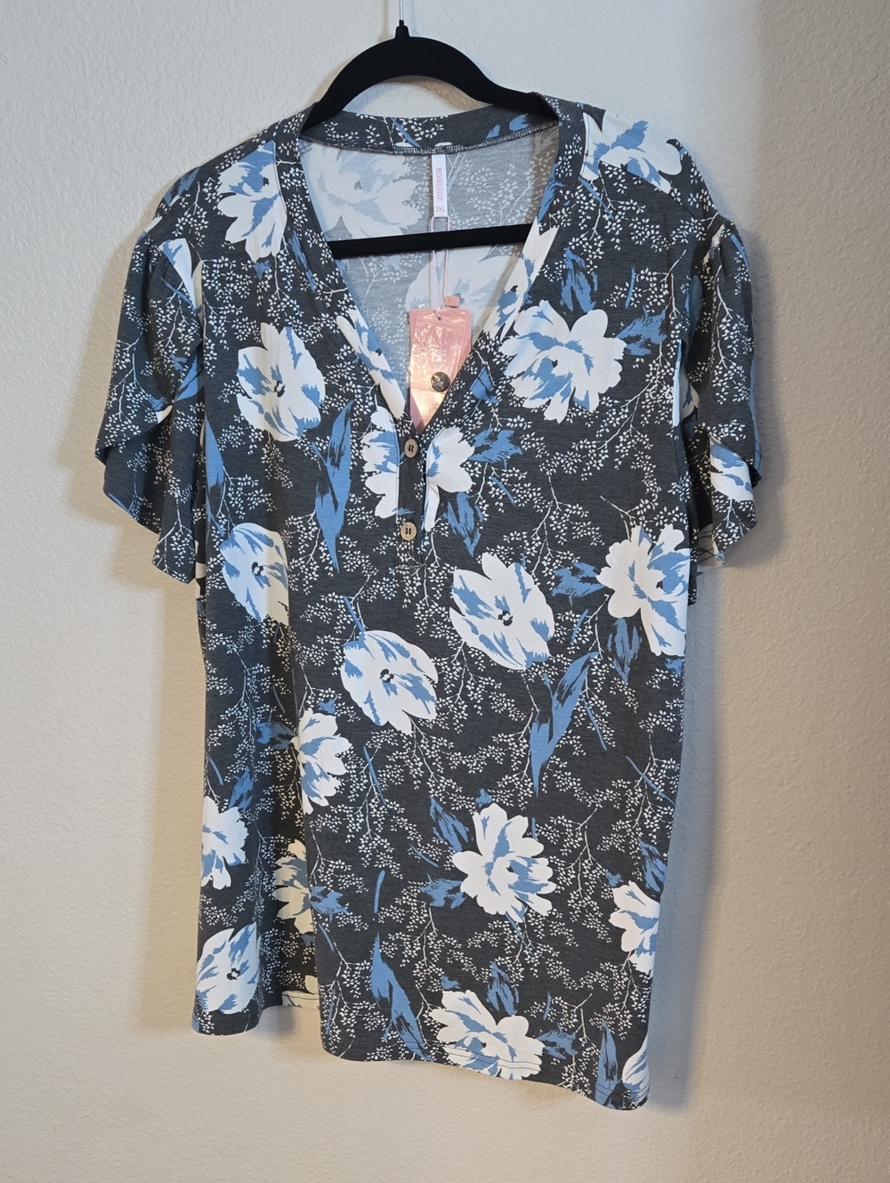 Floral V-Neck Short Sleeve Tee in Charcoal, Blue & White